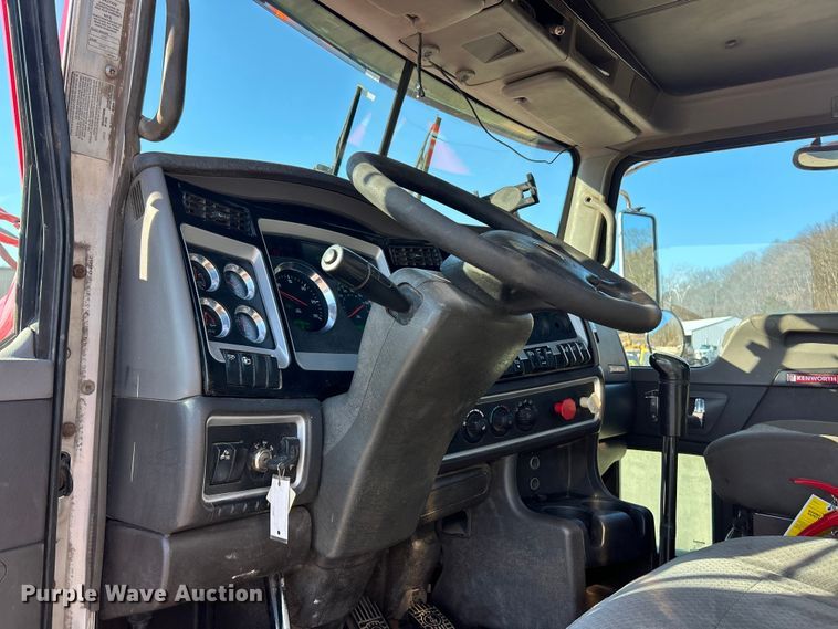 image for item ET6961 2011 Kenworth T8 Series semi truck