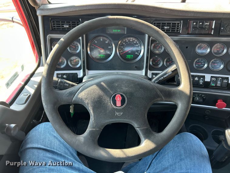 image for item ET6961 2011 Kenworth T8 Series semi truck