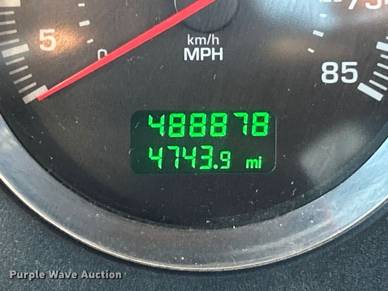 image for item ET6961 2011 Kenworth T8 Series semi truck