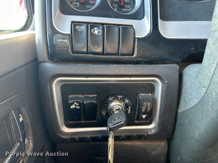 image for item ET6961 2011 Kenworth T8 Series semi truck