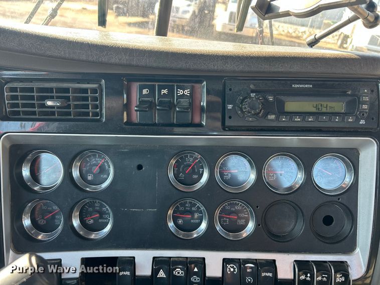 image for item ET6961 2011 Kenworth T8 Series semi truck