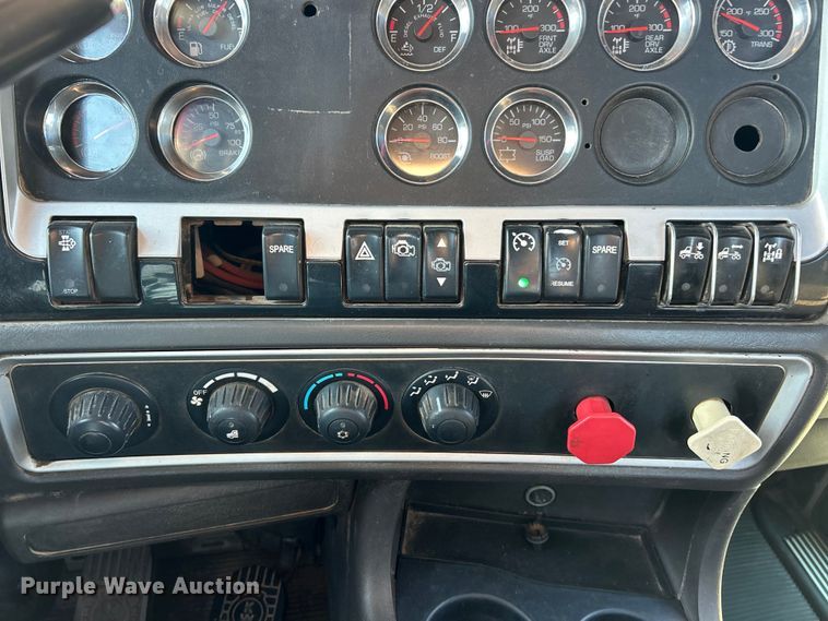 image for item ET6961 2011 Kenworth T8 Series semi truck