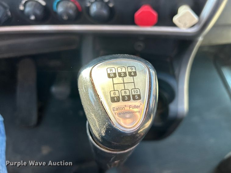 image for item ET6961 2011 Kenworth T8 Series semi truck