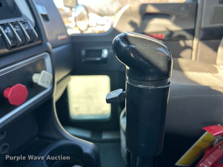 image for item ET6961 2011 Kenworth T8 Series semi truck