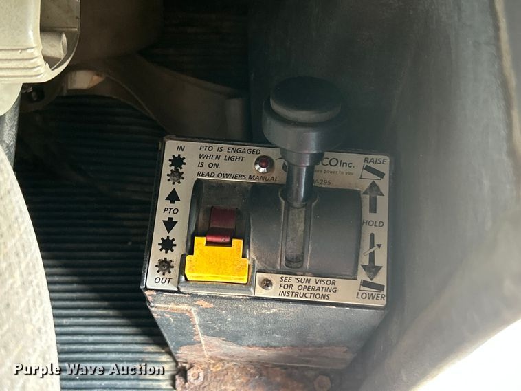 image for item ET6961 2011 Kenworth T8 Series semi truck