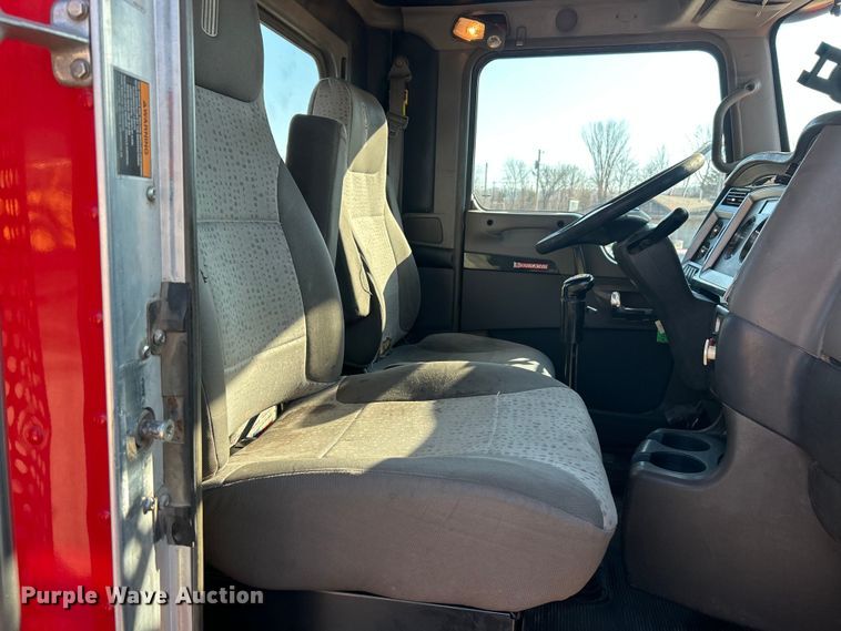 image for item ET6961 2011 Kenworth T8 Series semi truck