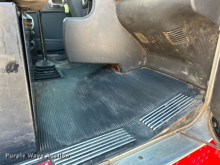 image for item ET6961 2011 Kenworth T8 Series semi truck