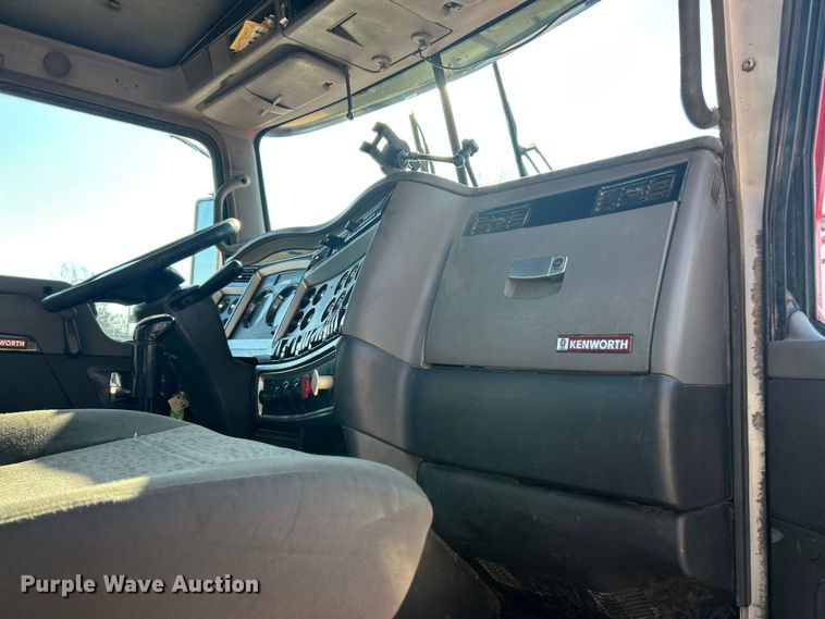 image for item ET6961 2011 Kenworth T8 Series semi truck