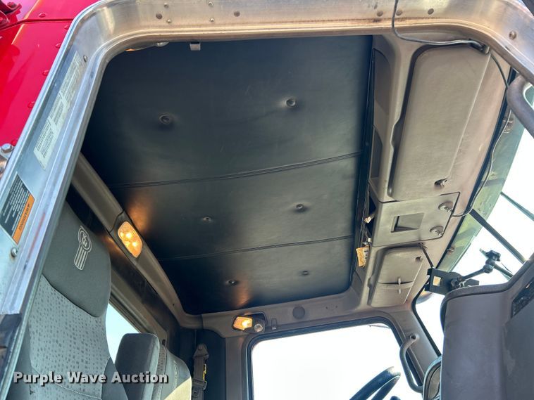 image for item ET6961 2011 Kenworth T8 Series semi truck