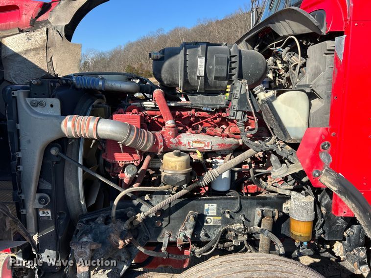 image for item ET6961 2011 Kenworth T8 Series semi truck