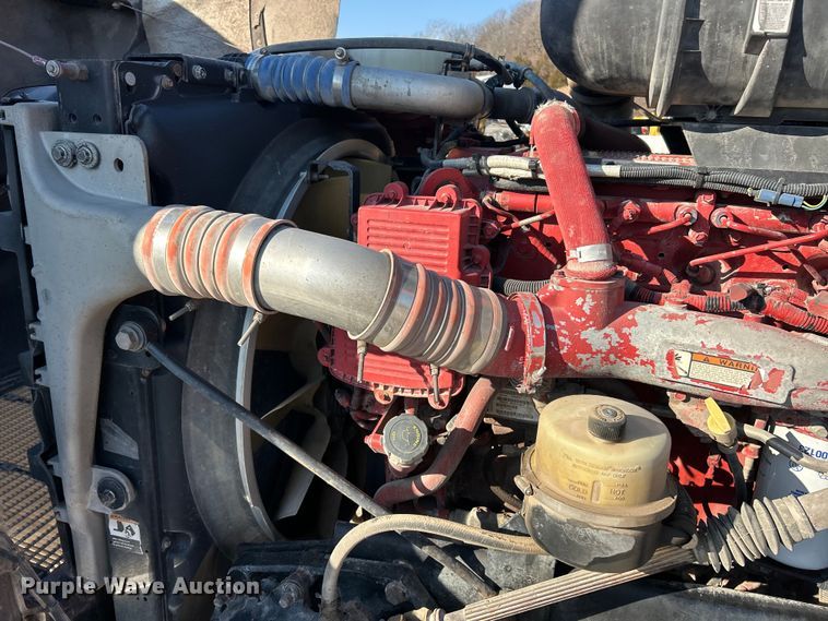 image for item ET6961 2011 Kenworth T8 Series semi truck