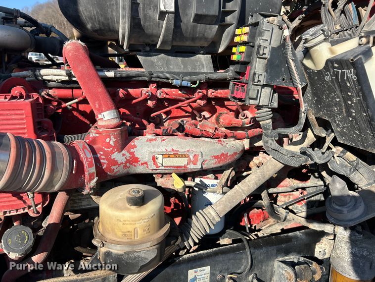 image for item ET6961 2011 Kenworth T8 Series semi truck