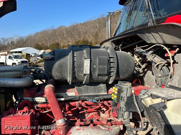 image for item ET6961 2011 Kenworth T8 Series semi truck