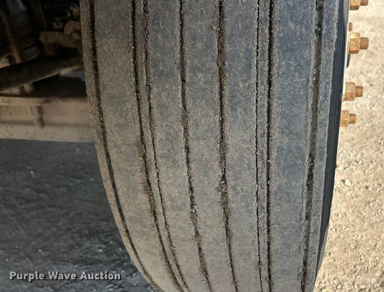 image for item ET6961 2011 Kenworth T8 Series semi truck