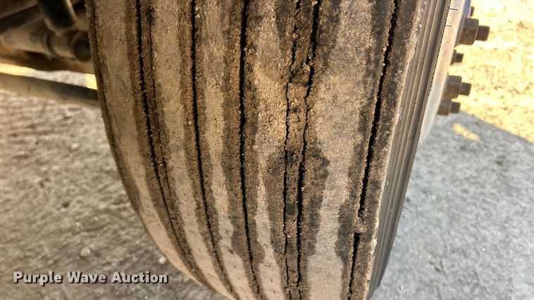 image for item ET6961 2011 Kenworth T8 Series semi truck