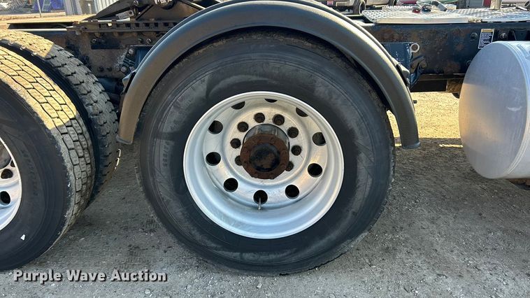 image for item ET6961 2011 Kenworth T8 Series semi truck