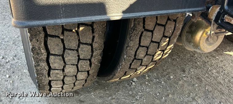 image for item ET6961 2011 Kenworth T8 Series semi truck