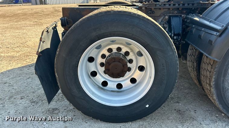 image for item ET6961 2011 Kenworth T8 Series semi truck