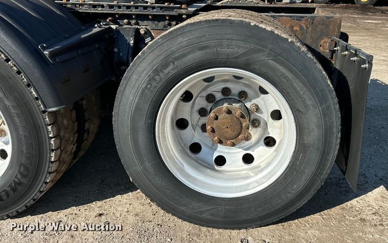 image for item ET6961 2011 Kenworth T8 Series semi truck