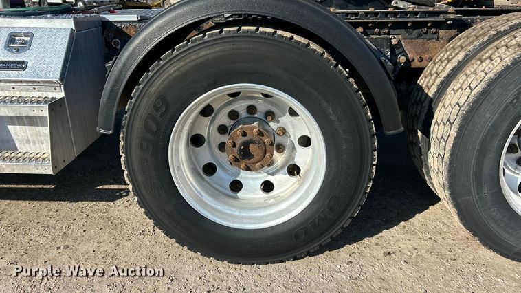 image for item ET6961 2011 Kenworth T8 Series semi truck