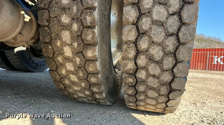 image for item ET6961 2011 Kenworth T8 Series semi truck