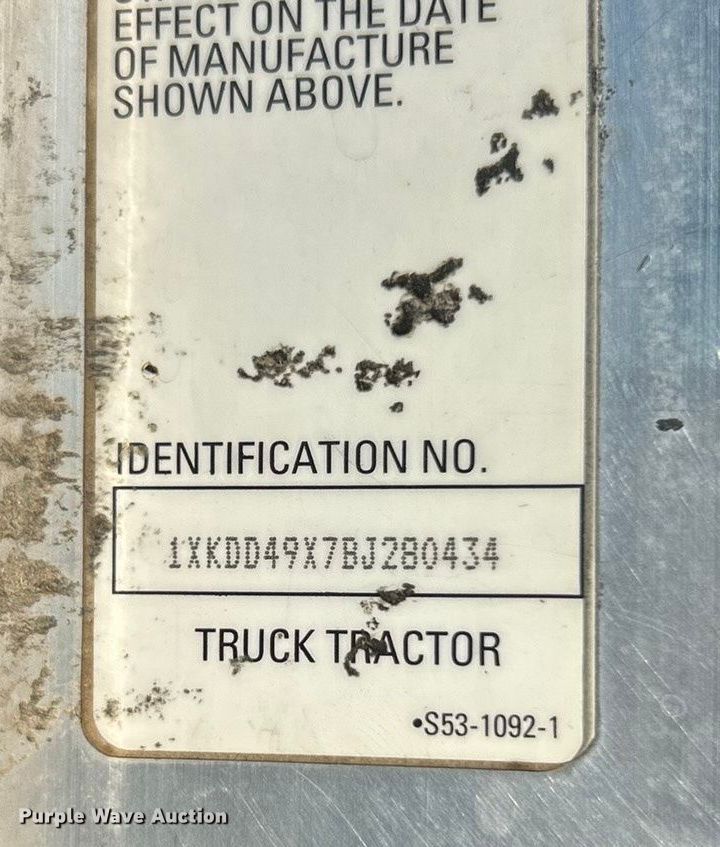 image for item ET6961 2011 Kenworth T8 Series semi truck