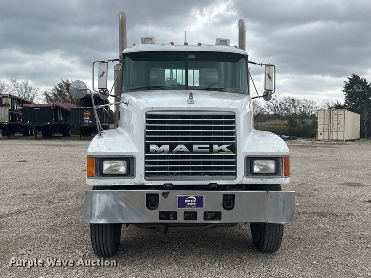 image for item EU0338 2001 Mack CH613 semi truck