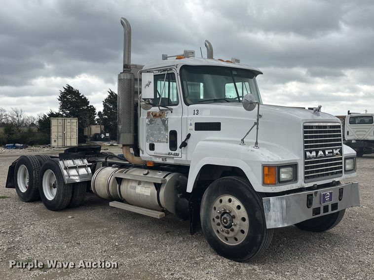 image for item EU0338 2001 Mack CH613 semi truck