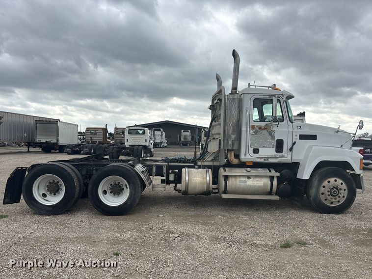 image for item EU0338 2001 Mack CH613 semi truck