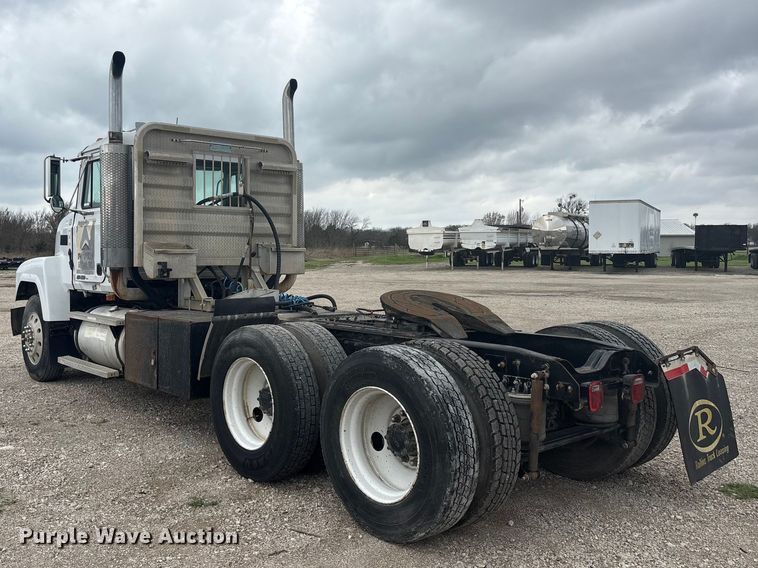 image for item EU0338 2001 Mack CH613 semi truck