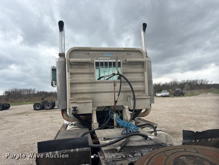 image for item EU0338 2001 Mack CH613 semi truck