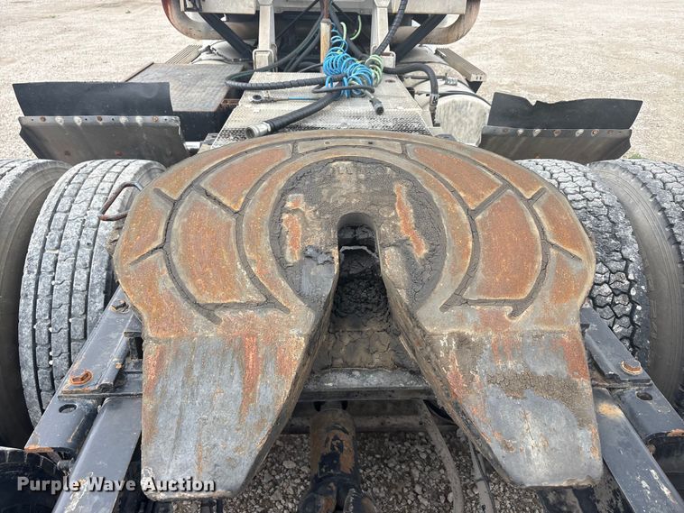 image for item EU0338 2001 Mack CH613 semi truck