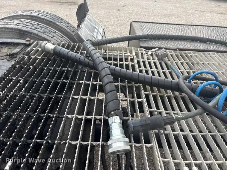 image for item EU0338 2001 Mack CH613 semi truck