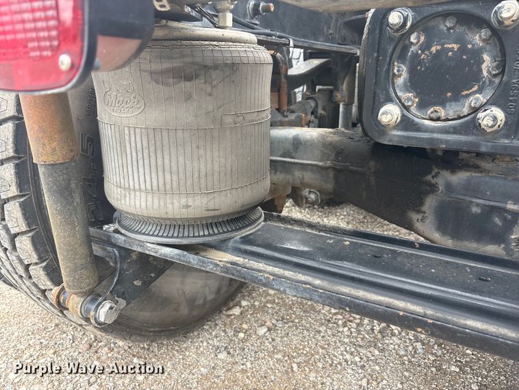 image for item EU0338 2001 Mack CH613 semi truck