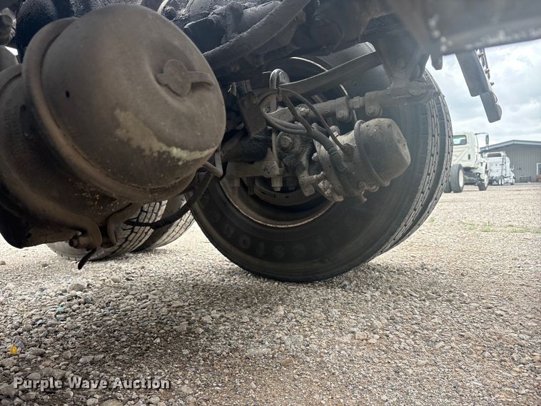 image for item EU0338 2001 Mack CH613 semi truck