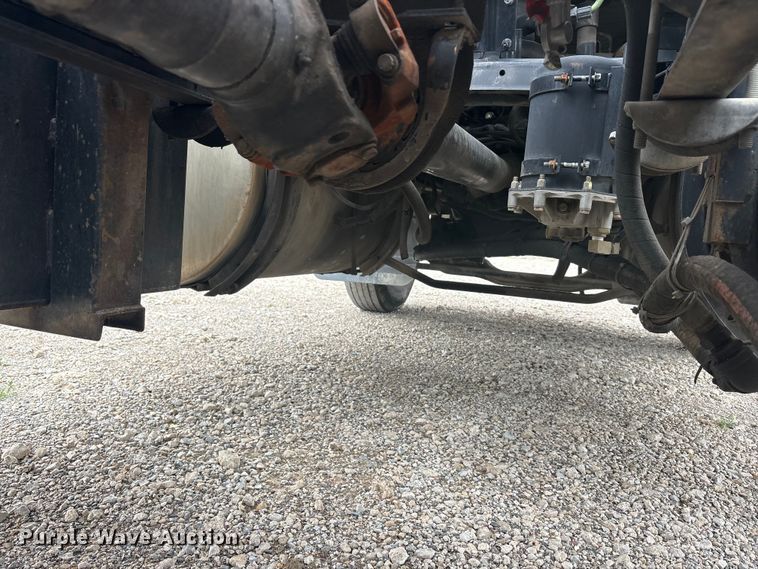 image for item EU0338 2001 Mack CH613 semi truck