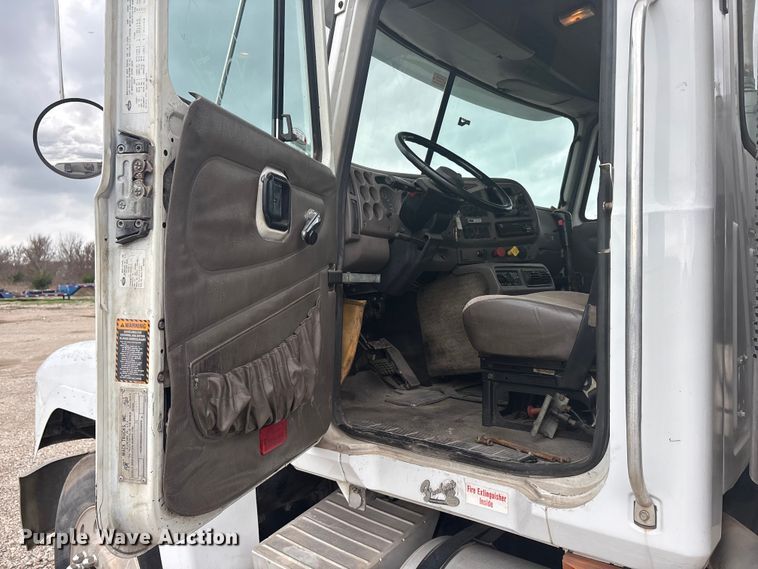 image for item EU0338 2001 Mack CH613 semi truck