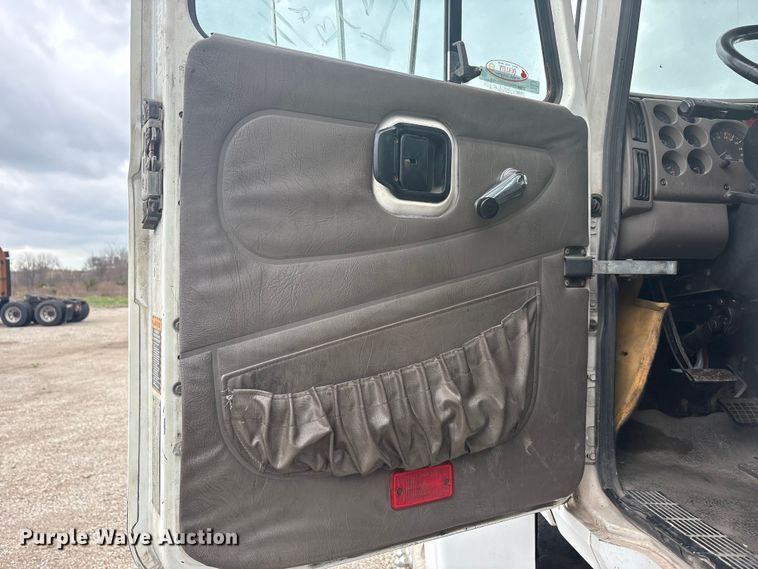 image for item EU0338 2001 Mack CH613 semi truck