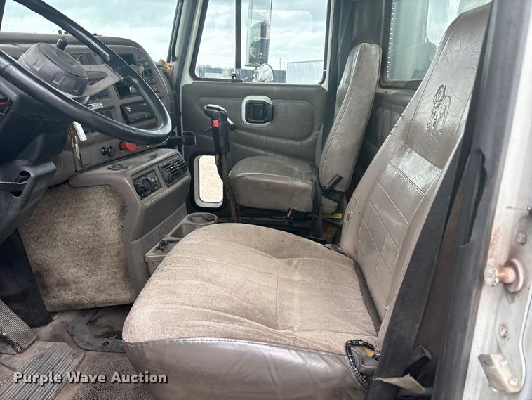 image for item EU0338 2001 Mack CH613 semi truck