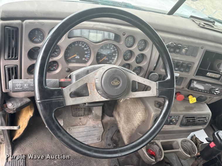 image for item EU0338 2001 Mack CH613 semi truck