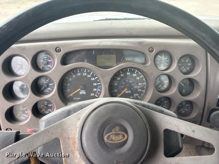 image for item EU0338 2001 Mack CH613 semi truck