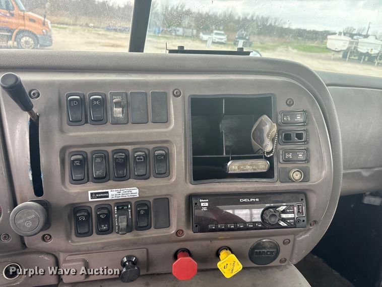 image for item EU0338 2001 Mack CH613 semi truck