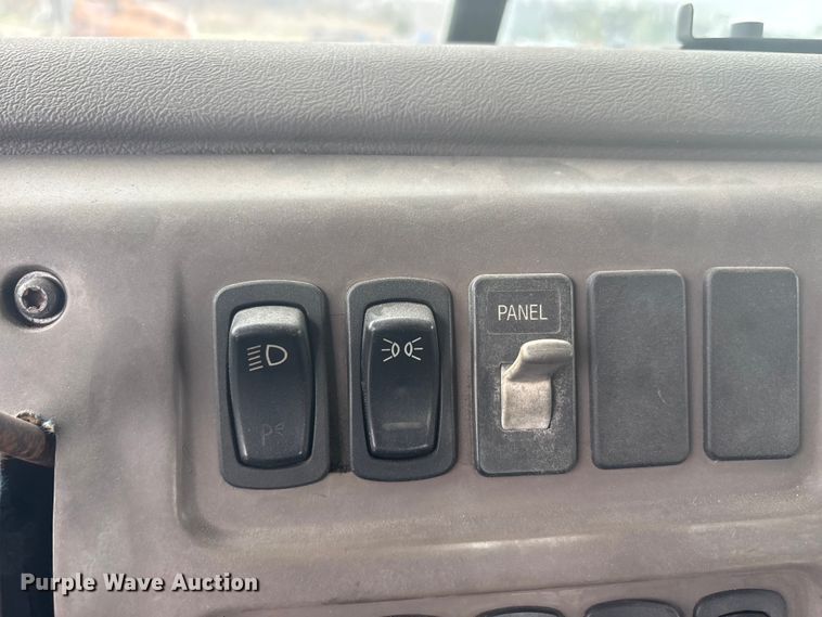 image for item EU0338 2001 Mack CH613 semi truck