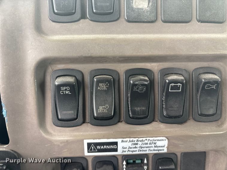 image for item EU0338 2001 Mack CH613 semi truck