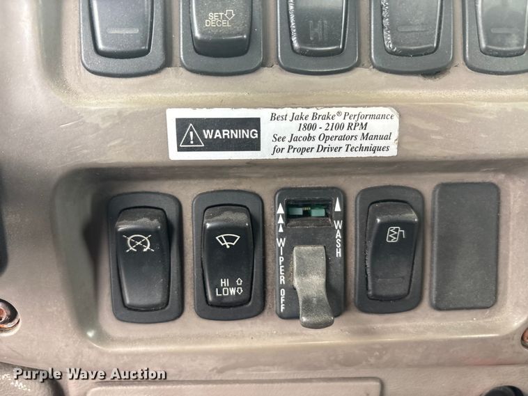 image for item EU0338 2001 Mack CH613 semi truck