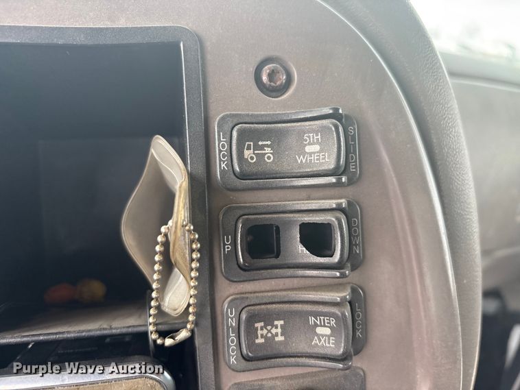 image for item EU0338 2001 Mack CH613 semi truck