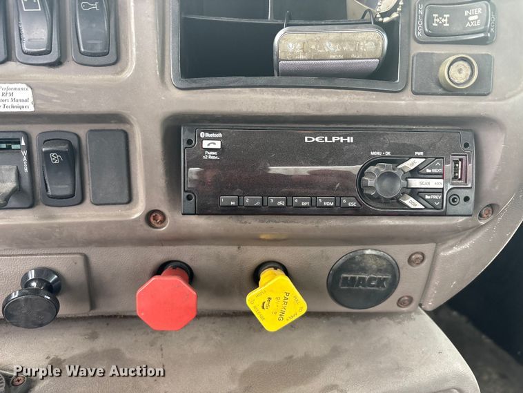 image for item EU0338 2001 Mack CH613 semi truck