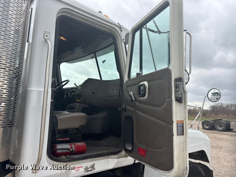 image for item EU0338 2001 Mack CH613 semi truck