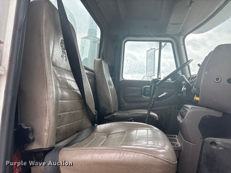 image for item EU0338 2001 Mack CH613 semi truck