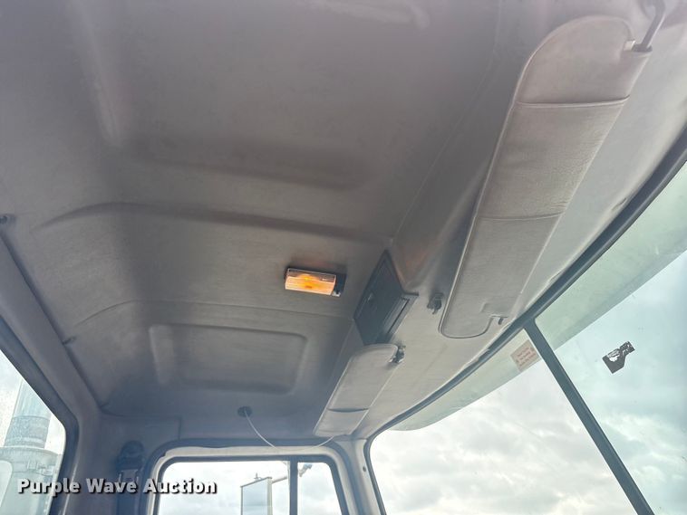 image for item EU0338 2001 Mack CH613 semi truck